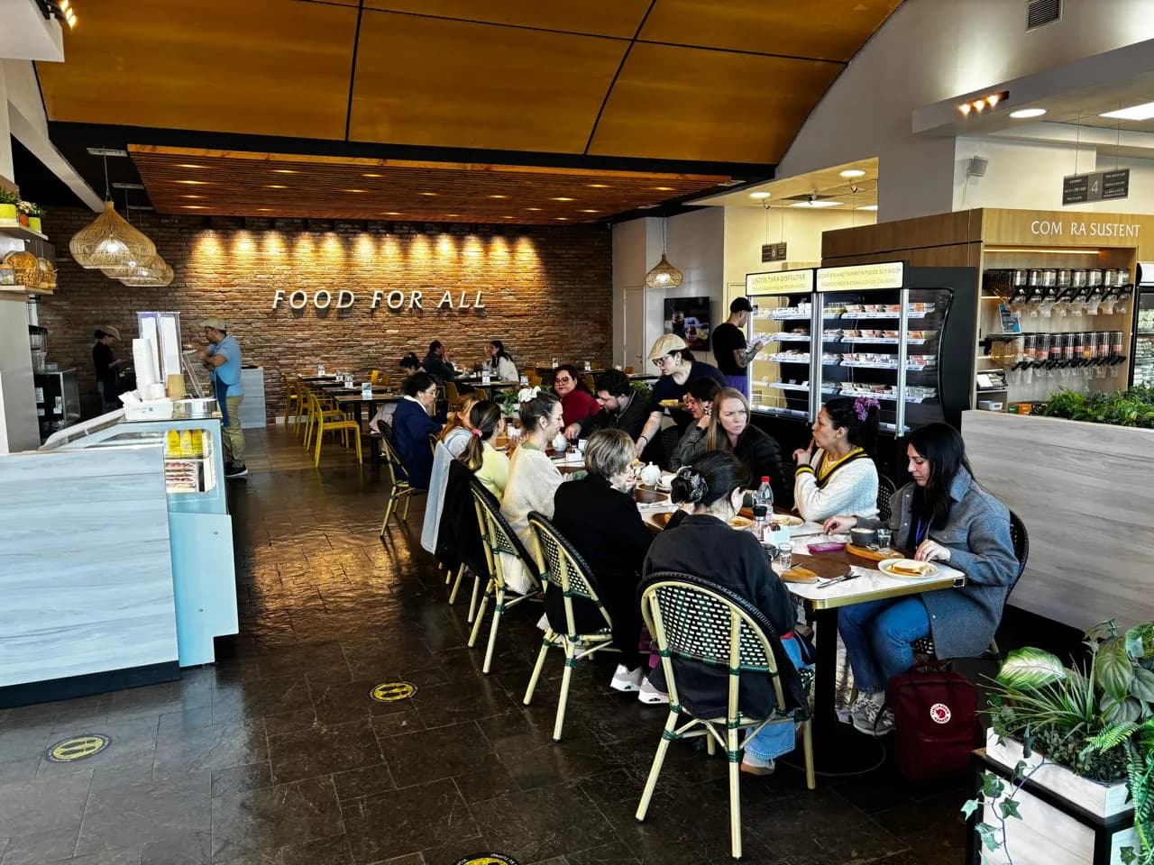 Mesas del Coffee & Tea Bar de Tremus con personas conversando